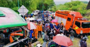 Foto Kecelakaan Bus Pariwisata di Bantul