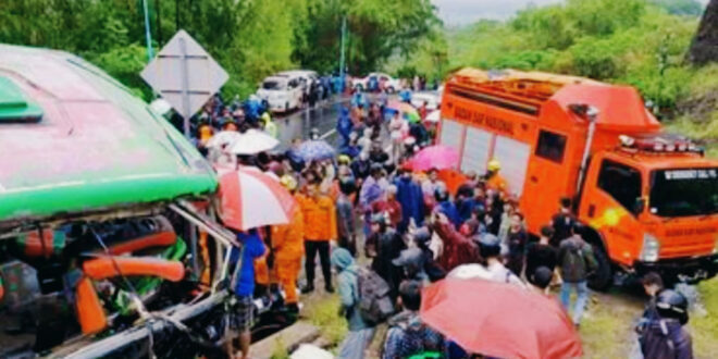 Foto Kecelakaan Bus Pariwisata di Bantul