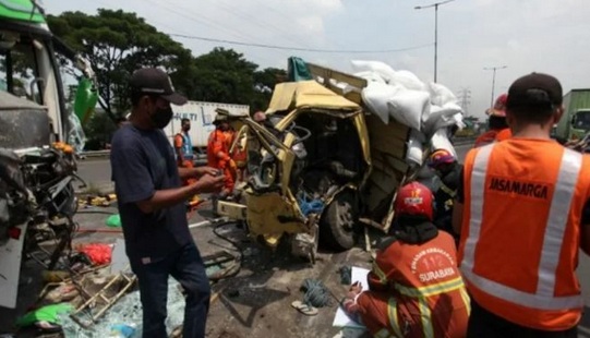 Kecelakaan Bus Peziarah Tol Surabaya