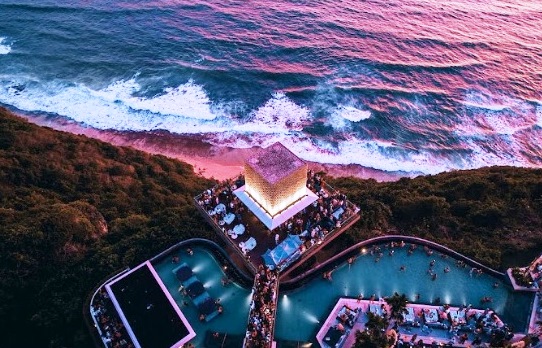 Bersantai di Beach Club Kelas Dunia