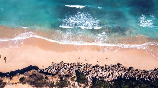 Menjelajahi Pantai Tersembunyi