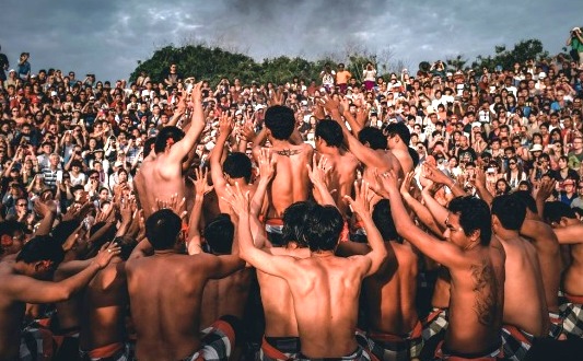 Menonton Tari Kecak