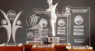 Plakat Akrilik Custom Berkualitas dan Tepat Waktu Solusi Elegan untuk Acara Pemerintah Perusahaan dan Universitas