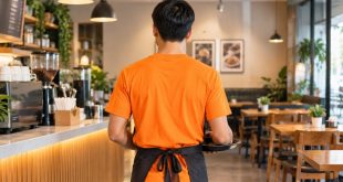 Seragam Kaos untuk Karyawan Kafe dan Resto, Bahan yang Tahan Dicuci Setiap Hari